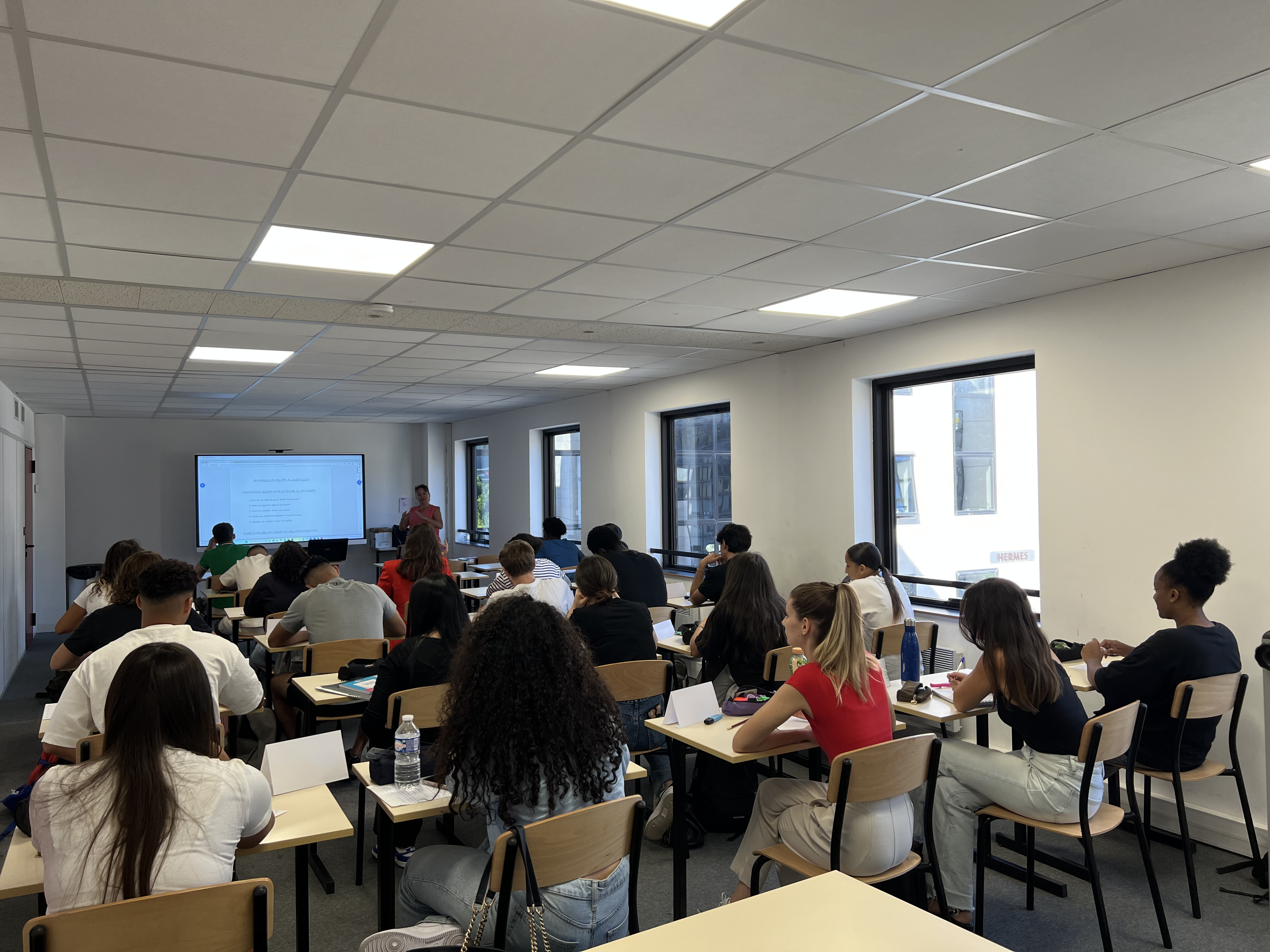 Ambiance de cours avec intervenant professionnel — ISIM Nice