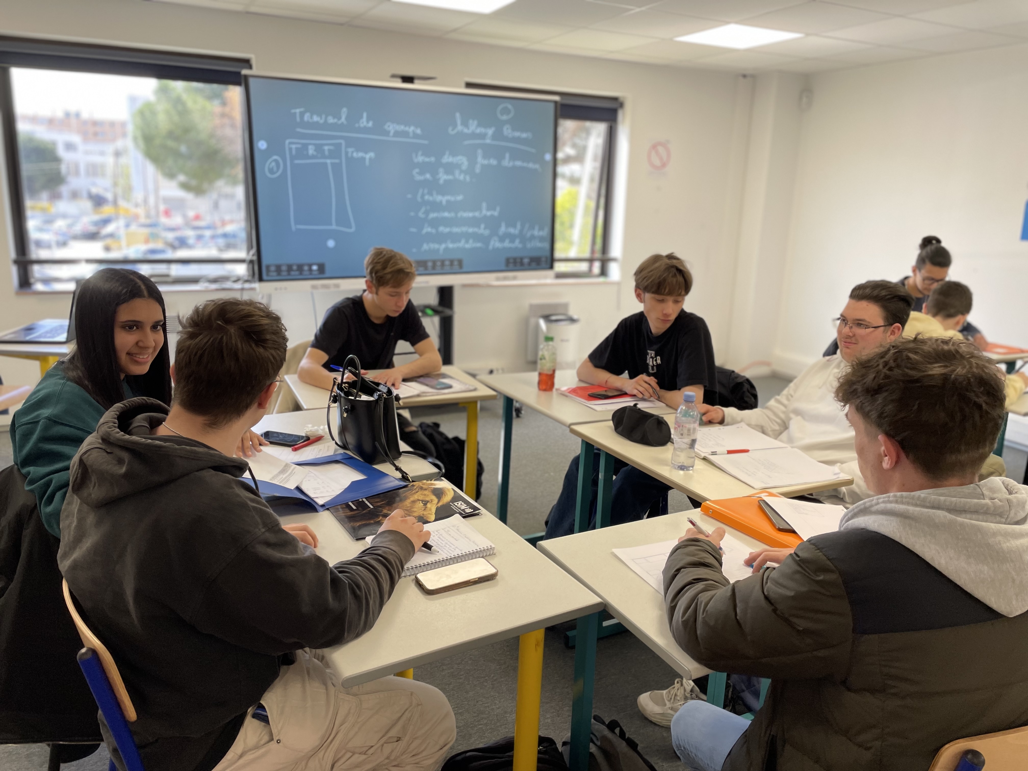 Étudiants en activité pendant un cours en petits groupes