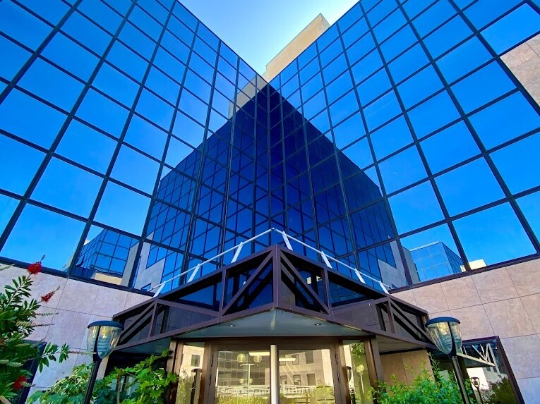 Entr&eacute;e principale du campus ISIM Nice