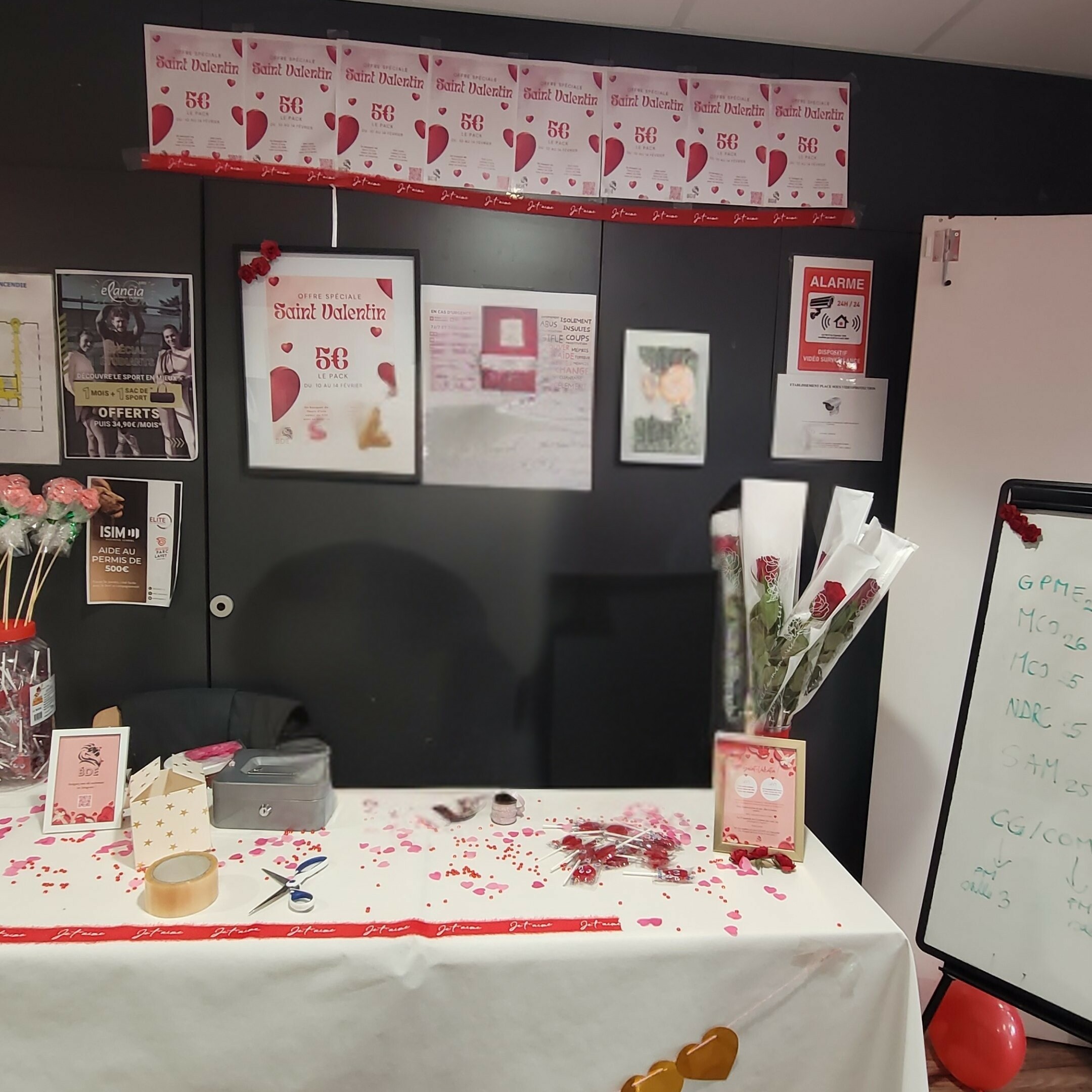 Le BDE de l'école de Nice a aménagé un stand pour fêter la Saint-Valentin