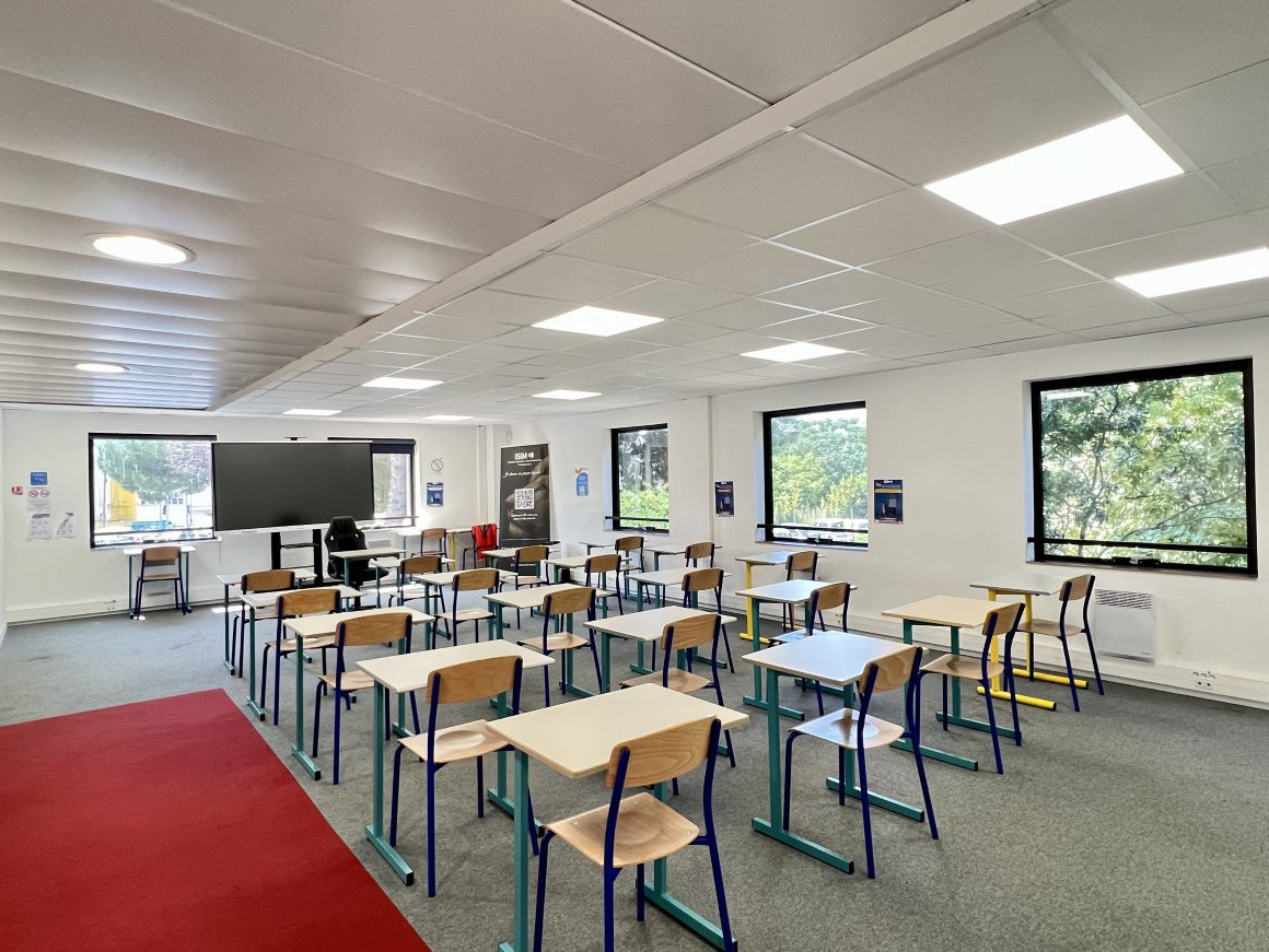 Salle de formation dans l'école en alternance Isim située dans la Tour Hermès (quartier Grand Arénas / Saint-Augustin), Nice