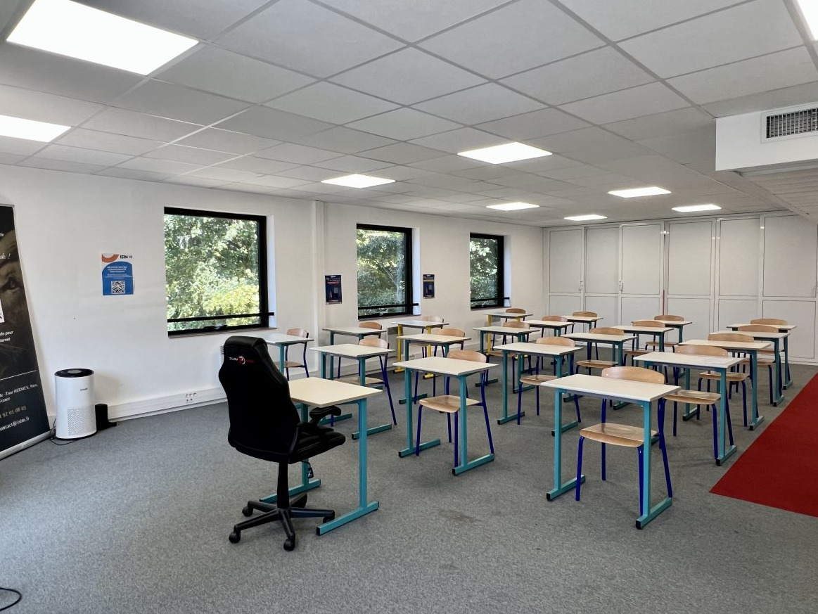 Salle de cours lumineuse avec équipement numérique — ISIM Nice