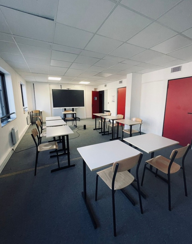 Salle d’examen avec écran numérique — campus ISIM Nice