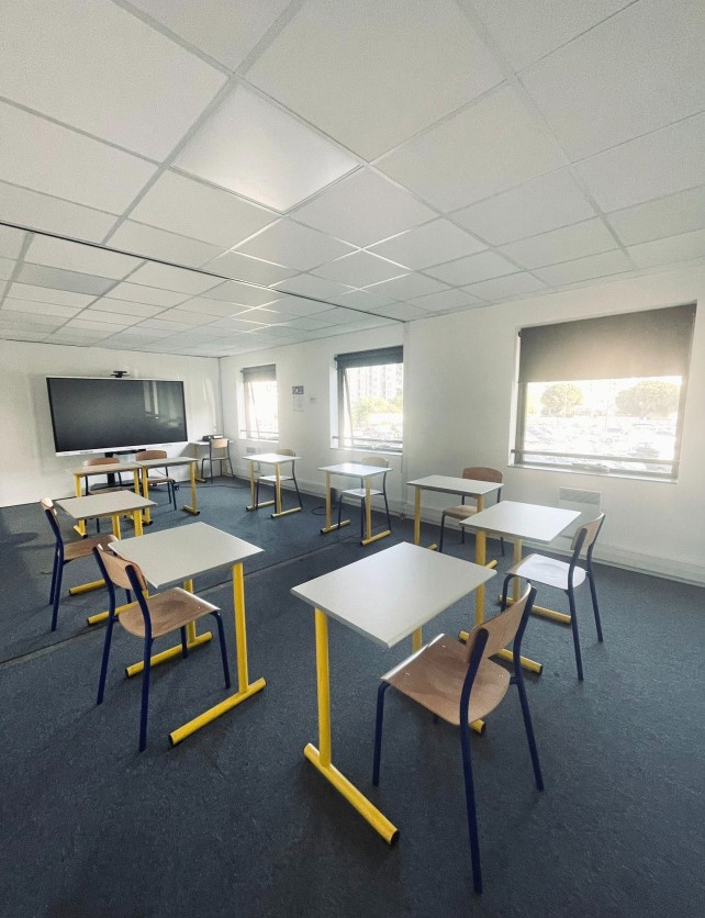 Salle d’examen avec postes espacés et lumière naturelle