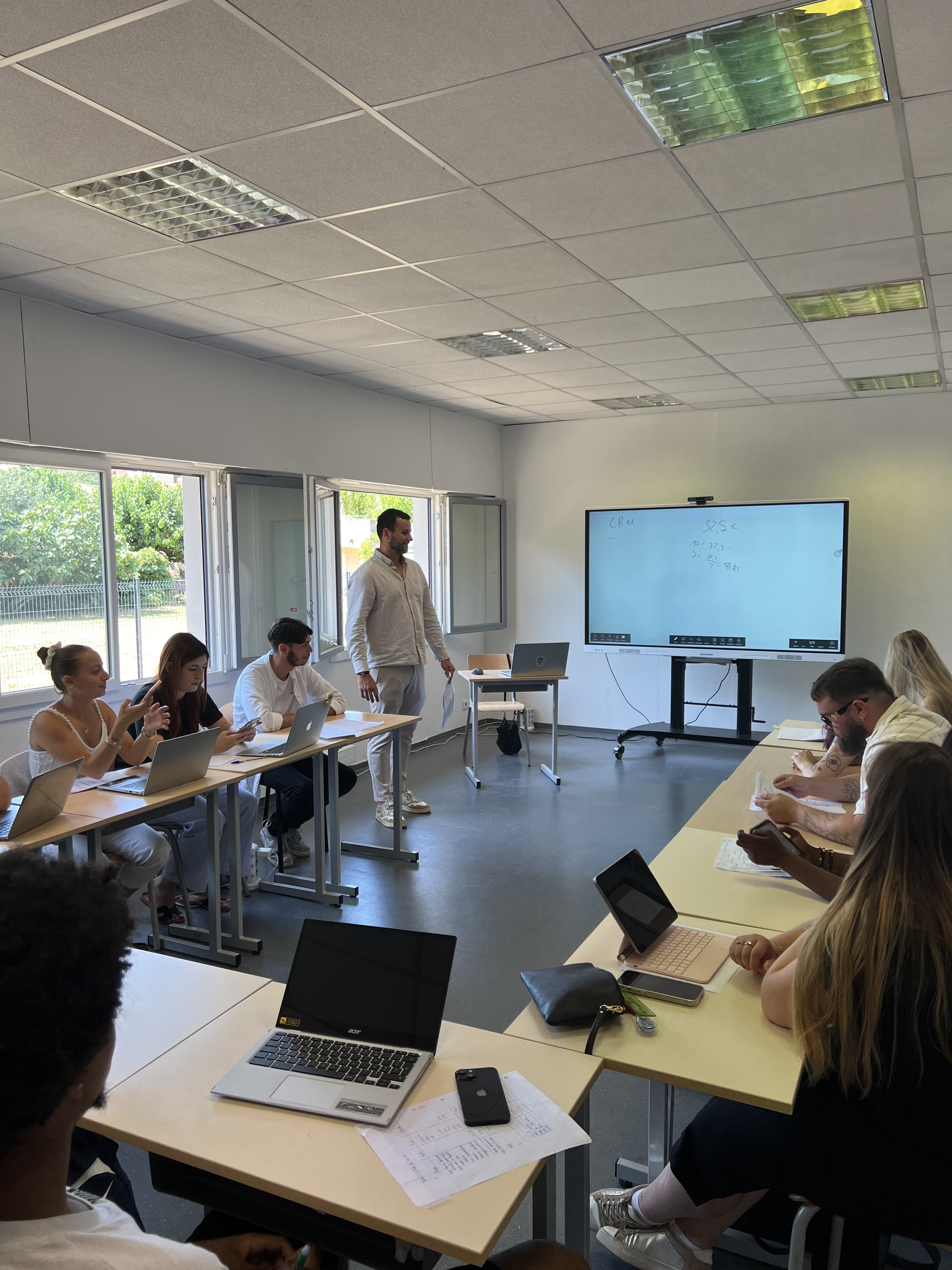 Ambiance de cours — échanges entre étudiants