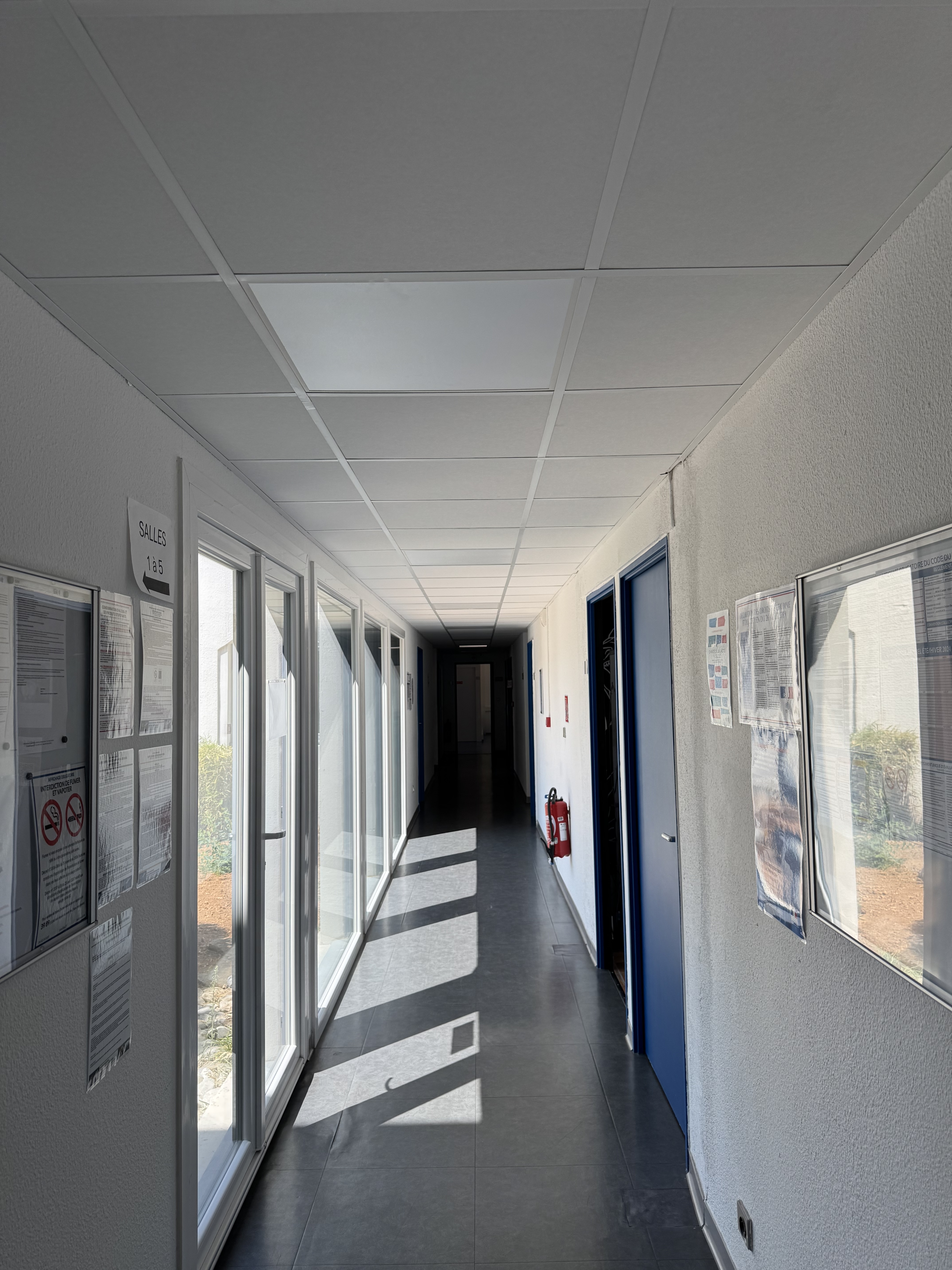 Couloir et signalétique — campus ISIM