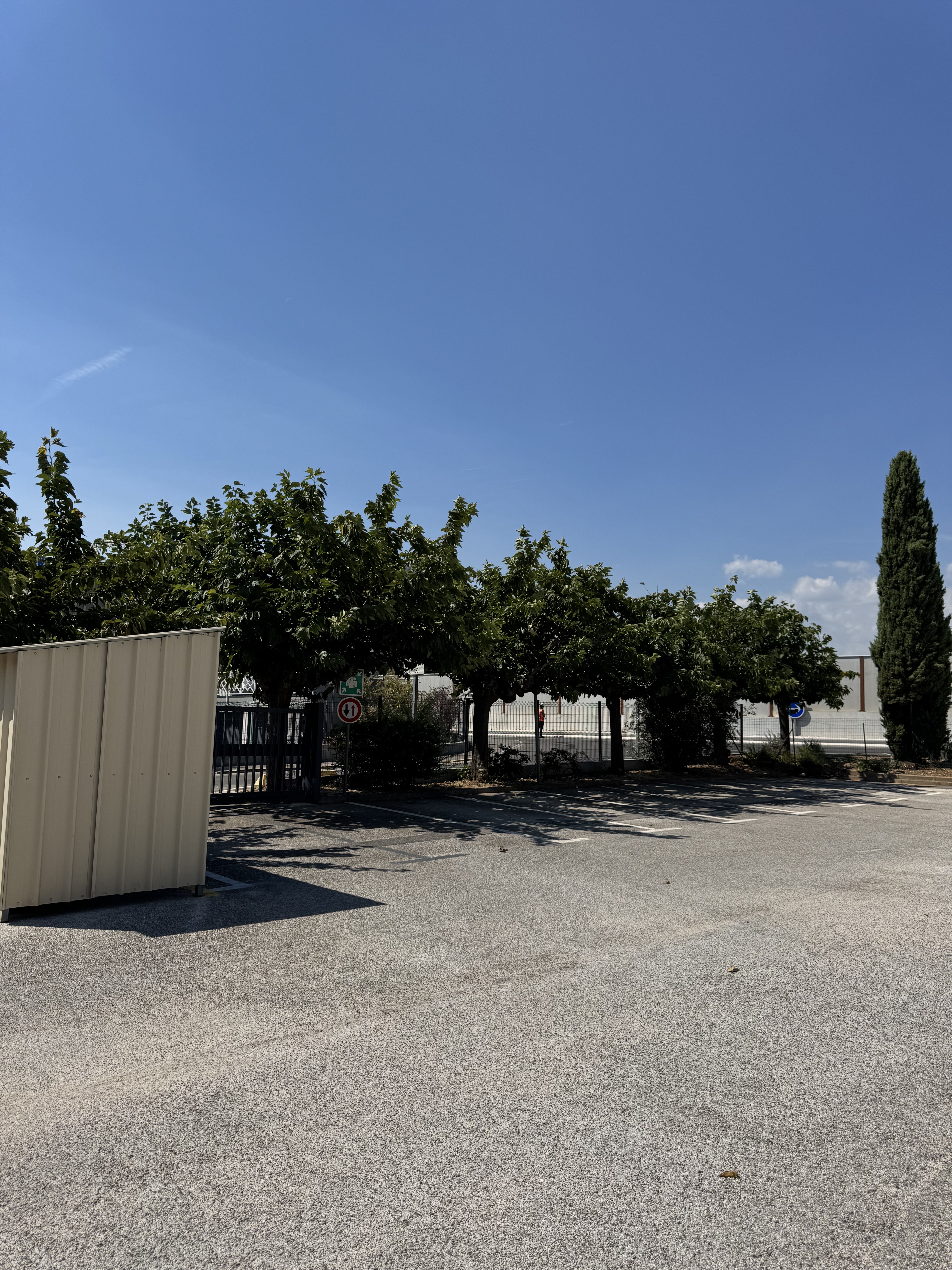 Parking extérieur — campus ISIM