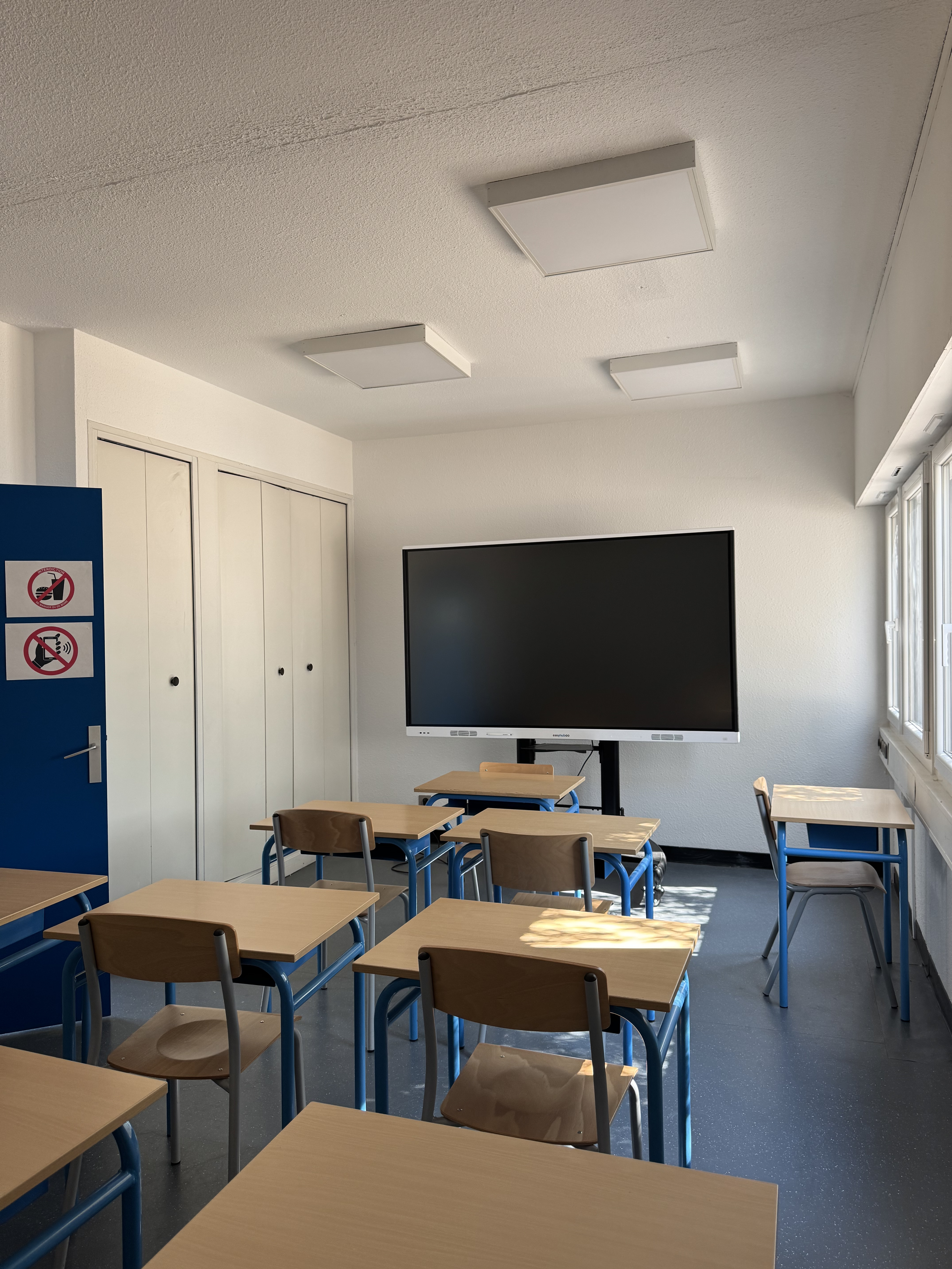 Salle de cours — avec tableau numérique