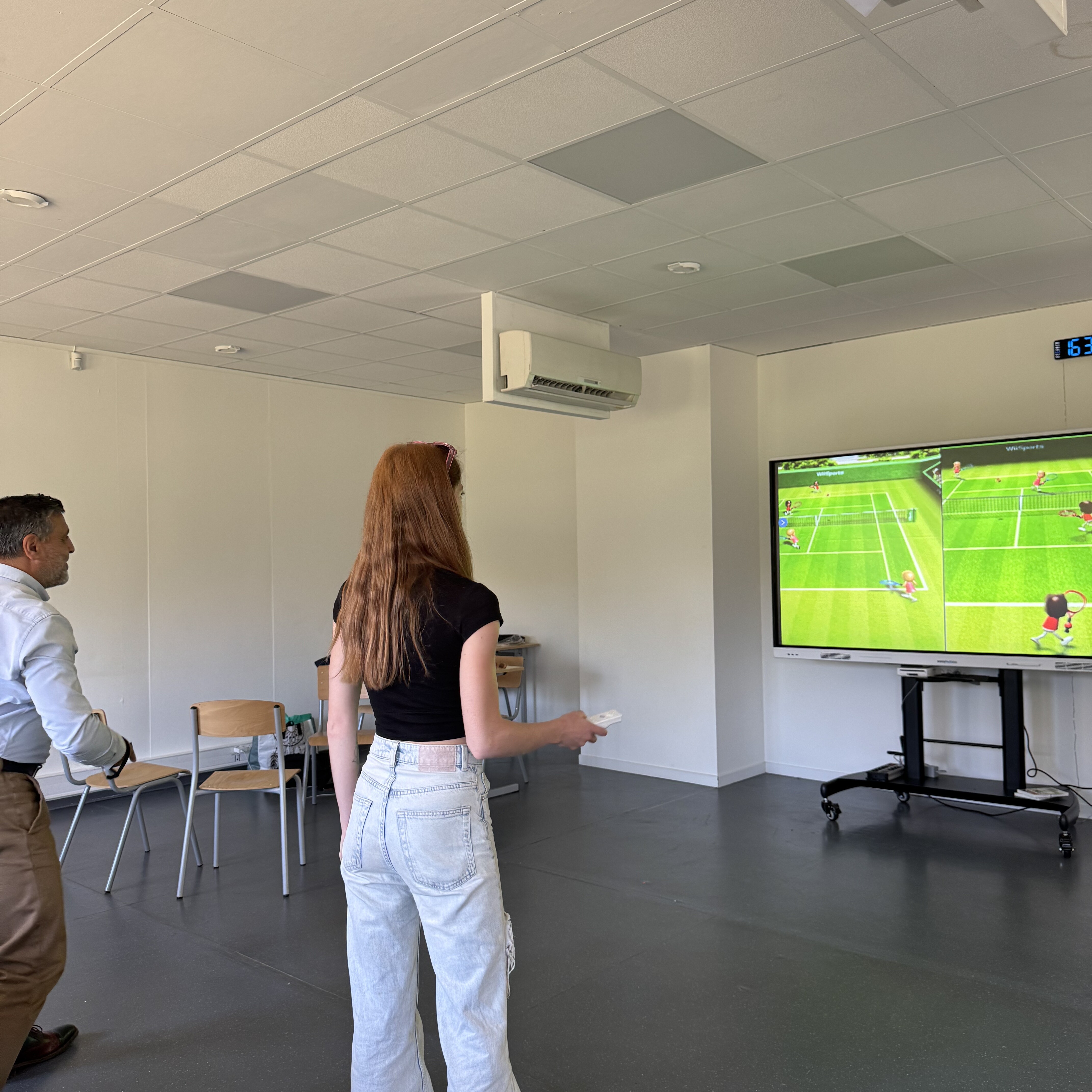 Jeu vidéo de tennis en salle — activité BDE, campus ISIM Toulon