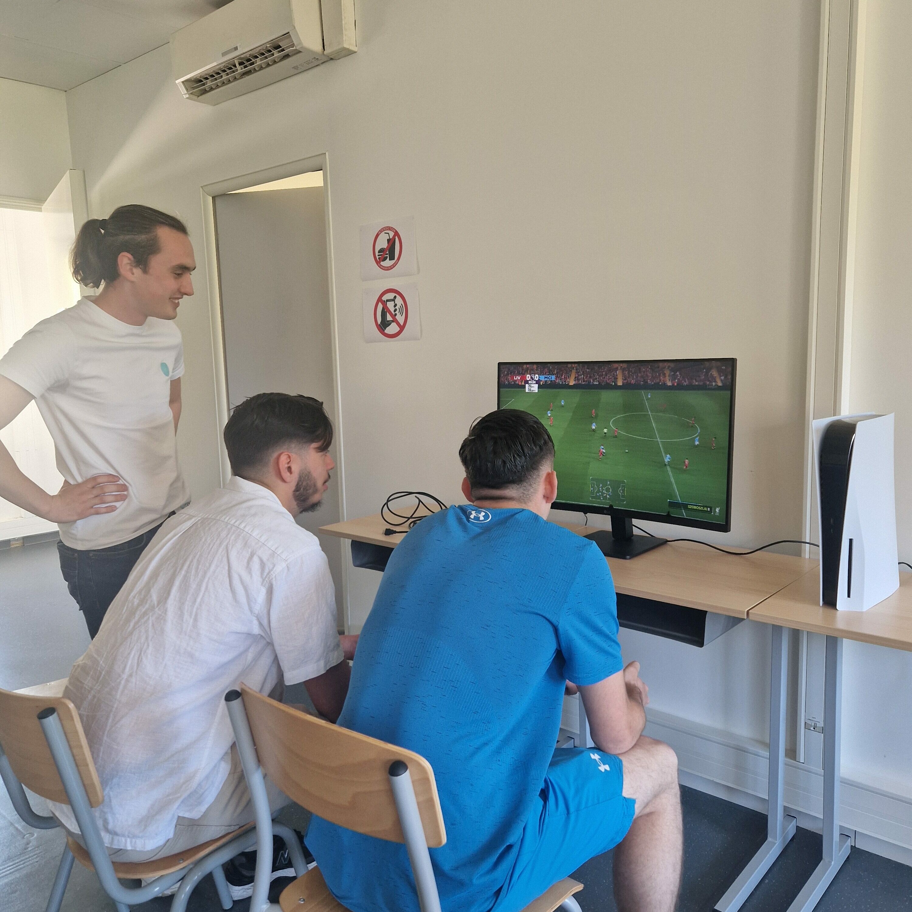 Partie de FIFA sur console — espace détente du campus
