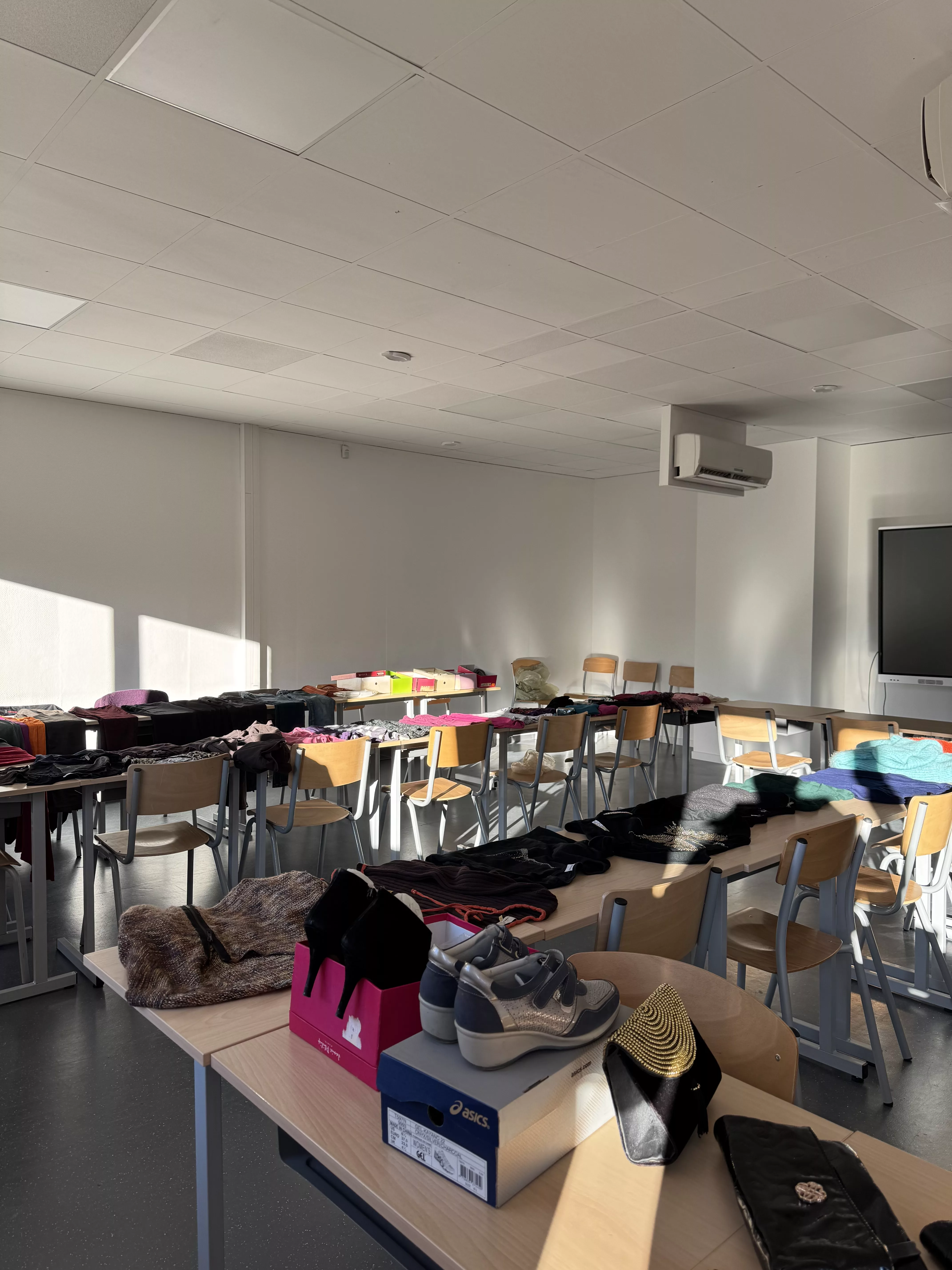 stand de vêtement à la braderie