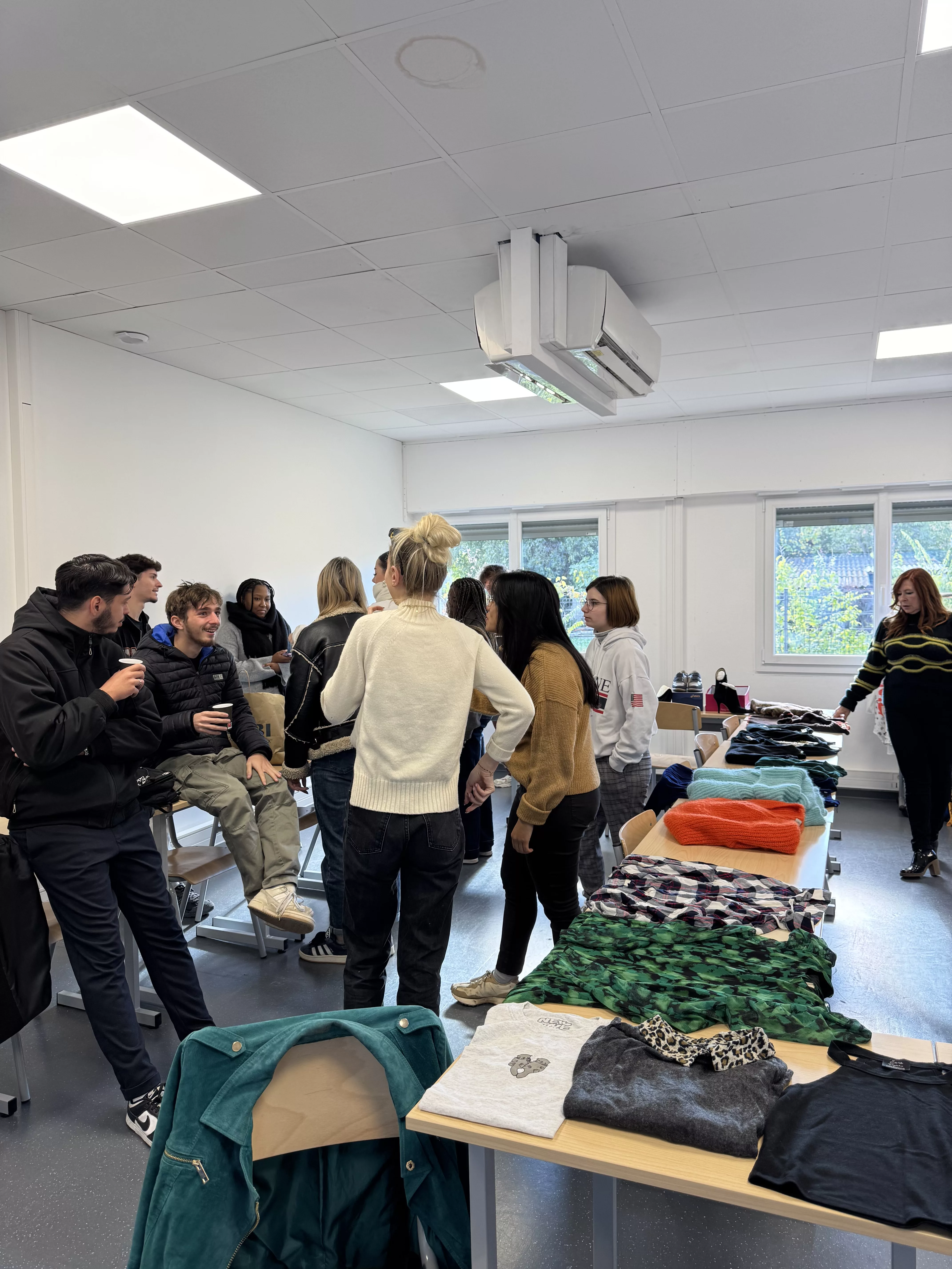 étudiants participant à la braderie