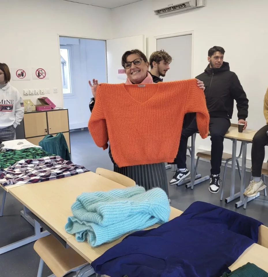 Professeurs participant à la braderie