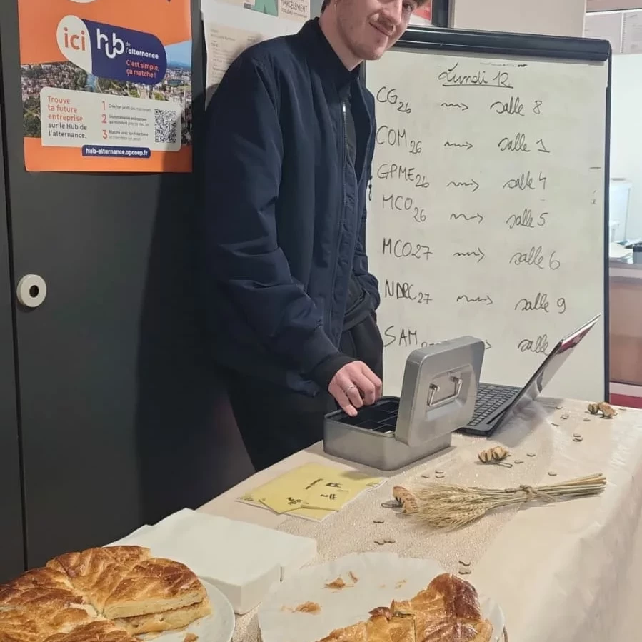 Le BDE de l'école de Nice a aménagé un stand pour fêter la la galette des rois